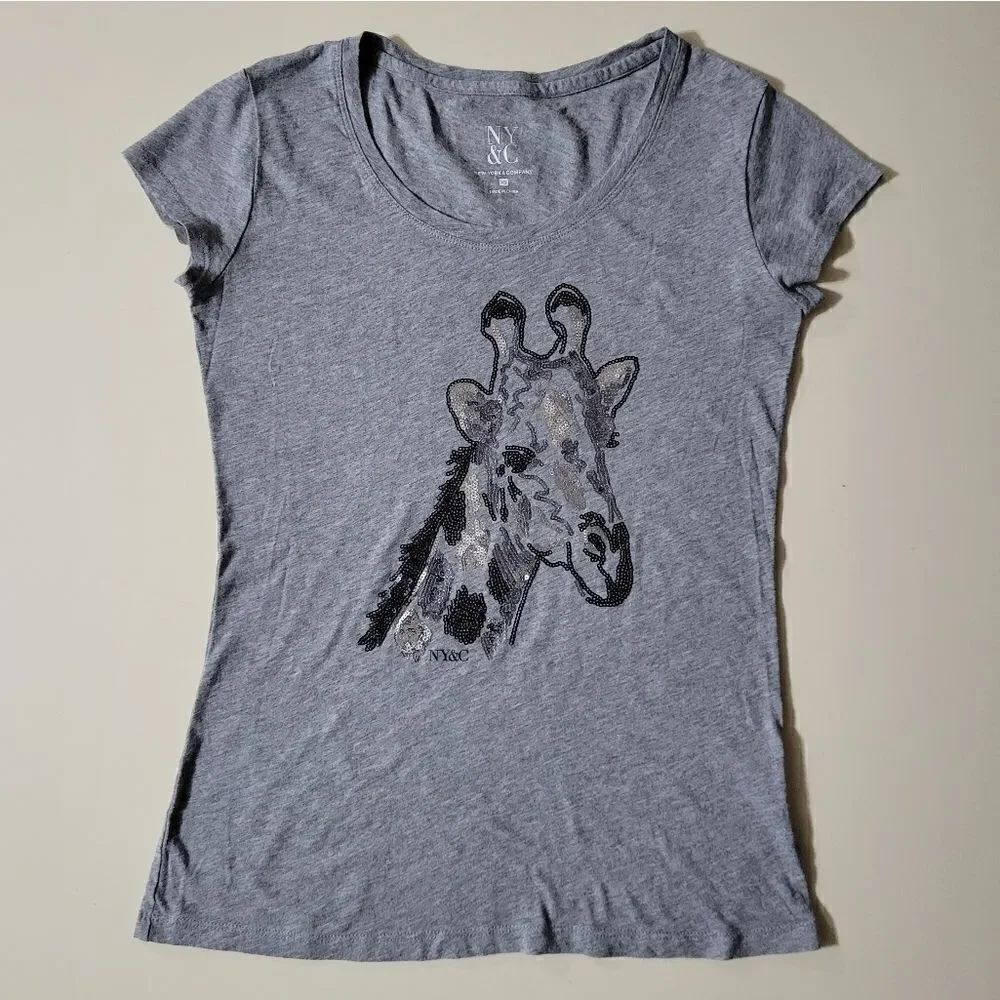 New York & Company Gray Scoop-neck Sequin Giraffe Front Design Short Sleeve Tee
